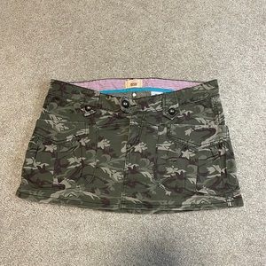 Vintage Levi’s camo skirt with pockets size 11